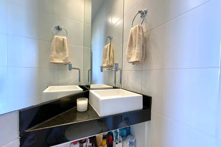 Apartamento à venda com 140m², 3 quartos e 1 vaga Apartamento à venda com 140m², 3 quartos e 1 vagaBanheiro da Suíte 1