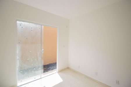 Sala de casa de condomínio para alugar com 1 quarto, 31m² em Lagoinha, São Gonçalo