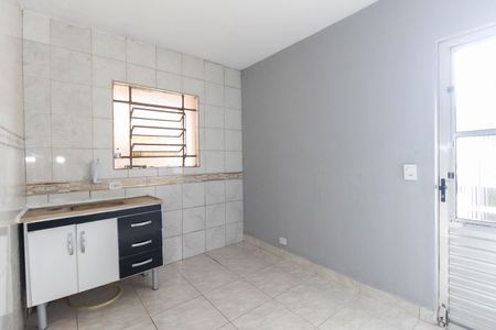 Cozinha de casa para alugar com 1 quarto, 45m² em Vila Carmosina, São Paulo