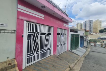 Casa à venda com 182m², 4 quartos e 2 vagasFachada do imóvel com placa QuintoAndar