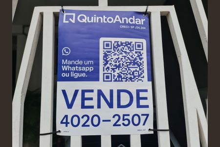 Casa à venda com 182m², 4 quartos e 2 vagasFachada do imóvel com placa QuintoAndar