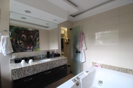 Casa à venda com 1316m², 7 quartos e 26 vagasBanheiro da suíte 4