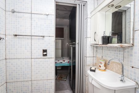 Banheiro de casa para alugar com 1 quarto, 37m² em Vila Morse, São Paulo