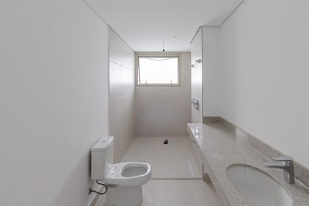 Apartamento à venda com 221m², 3 quartos e 4 vagasBanheiro da Suíte 2