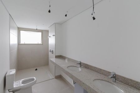 Apartamento à venda com 221m², 3 quartos e 4 vagasBanheiro da Suíte 2