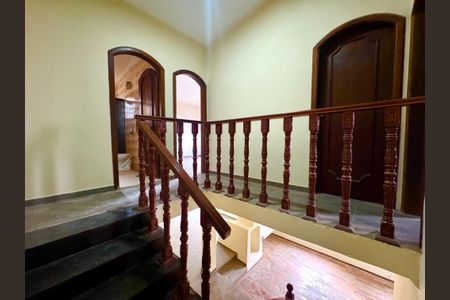 Casa para alugar com 148m², 7 quartos e 2 vagas Casa para alugar com 148m², 7 quartos e 2 vagasEscada interna