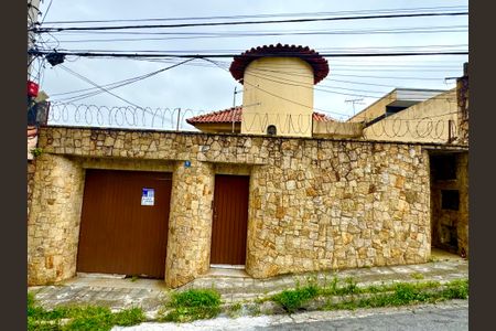 Casa para alugar com 148m², 7 quartos e 2 vagas Casa para alugar com 148m², 7 quartos e 2 vagasPlaca instalada na fachada do imóvel