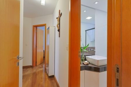 Corredor de apartamento à venda com 3 quartos, 90m² em Santo Antônio, Belo Horizonte