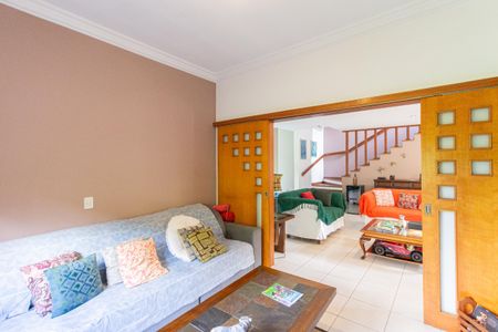 Sala de TV de casa de condomínio para alugar com 3 quartos, 415m² em Águas da Fazendinha, Carapicuíba