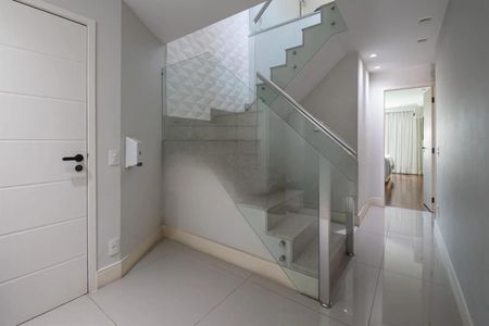 Apartamento para alugar com 324m², 4 quartos e 2 vagasEscada