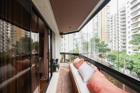 Apartamento à venda com 231m², 5 quartos e 4 vagas Apartamento à venda com 231m², 5 quartos e 4 vagasVaranda da Sala