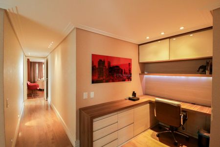 Apartamento à venda com 231m², 5 quartos e 4 vagas Apartamento à venda com 231m², 5 quartos e 4 vagasCorredor/Escritório