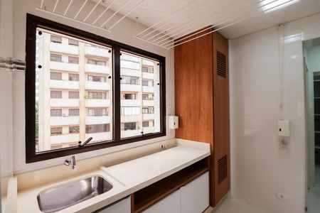 Apartamento à venda com 231m², 5 quartos e 4 vagas Apartamento à venda com 231m², 5 quartos e 4 vagasÁrea de Serviço