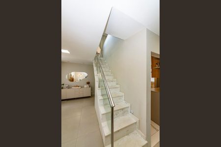 Apartamento à venda com 110m², 2 quartos e 2 vagas Apartamento à venda com 110m², 2 quartos e 2 vagasEscada