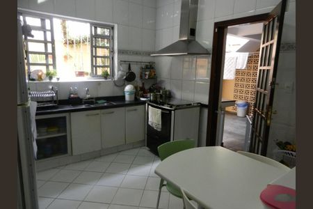 Casa à venda com 240m², 3 quartos e 2 vagas