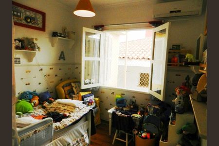 Casa à venda com 240m², 3 quartos e 2 vagas