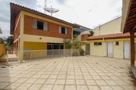 Casa para alugar com 600m², 4 quartos e 6 vagas Casa para alugar com 600m², 4 quartos e 6 vagasQuintal