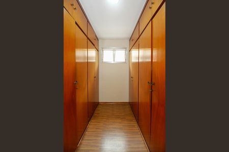 Casa para alugar com 600m², 4 quartos e 6 vagas Casa para alugar com 600m², 4 quartos e 6 vagasCloset da Suíte 2