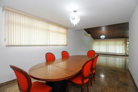 Casa para alugar com 600m², 4 quartos e 6 vagas Casa para alugar com 600m², 4 quartos e 6 vagasSala de Estar em L