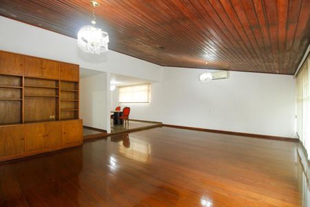 Casa para alugar com 600m², 4 quartos e 6 vagas Casa para alugar com 600m², 4 quartos e 6 vagasSala de Estar em L