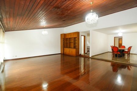 Casa para alugar com 600m², 4 quartos e 6 vagas Casa para alugar com 600m², 4 quartos e 6 vagasSala de Estar em L