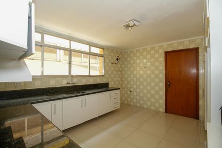 Casa para alugar com 600m², 4 quartos e 6 vagas Casa para alugar com 600m², 4 quartos e 6 vagasCozinha