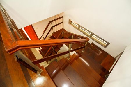 Casa para alugar com 600m², 4 quartos e 6 vagas Casa para alugar com 600m², 4 quartos e 6 vagasEscada para Área Íntima