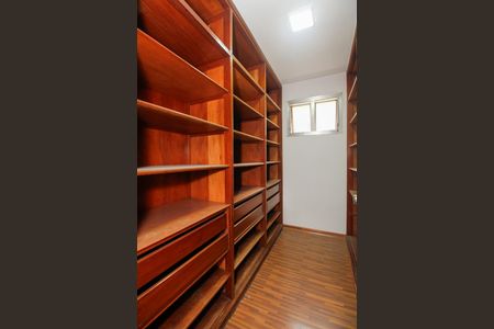 Casa para alugar com 600m², 4 quartos e 6 vagas Casa para alugar com 600m², 4 quartos e 6 vagasRoupeiro