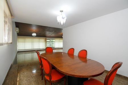 Casa para alugar com 600m², 4 quartos e 6 vagas Casa para alugar com 600m², 4 quartos e 6 vagasSala de Estar em L