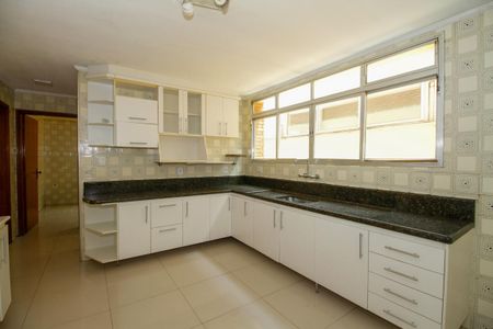 Casa para alugar com 600m², 4 quartos e 6 vagas Casa para alugar com 600m², 4 quartos e 6 vagasCozinha