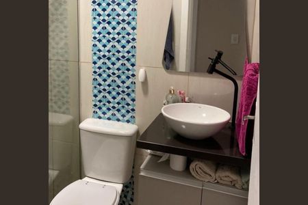 Banheiro de apartamento à venda com 2 quartos, 56m² em Menino Deus, Porto Alegre