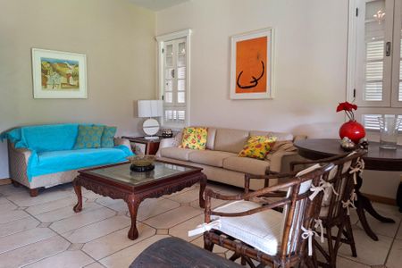 Casa de condomínio à venda com 221m², 3 quartos e 3 vagas Casa de condomínio à venda com 221m², 3 quartos e 3 vagasSala 1