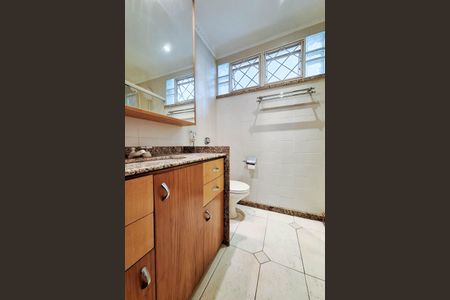 Casa de condomínio à venda com 221m², 3 quartos e 3 vagas Casa de condomínio à venda com 221m², 3 quartos e 3 vagasBanheiro Social