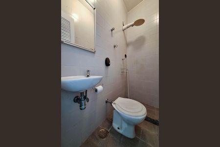 Casa de condomínio à venda com 221m², 3 quartos e 3 vagas Casa de condomínio à venda com 221m², 3 quartos e 3 vagasBanheiro de serviço