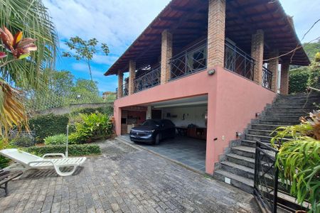 Casa de condomínio à venda com 221m², 3 quartos e 3 vagas Casa de condomínio à venda com 221m², 3 quartos e 3 vagasQuintal