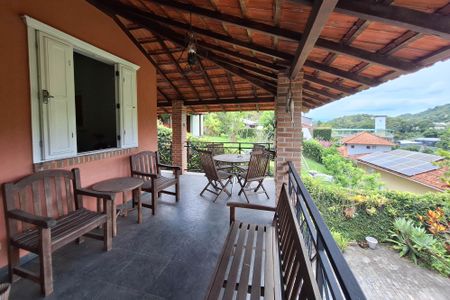 Casa de condomínio à venda com 221m², 3 quartos e 3 vagas Casa de condomínio à venda com 221m², 3 quartos e 3 vagasVaranda da Sala