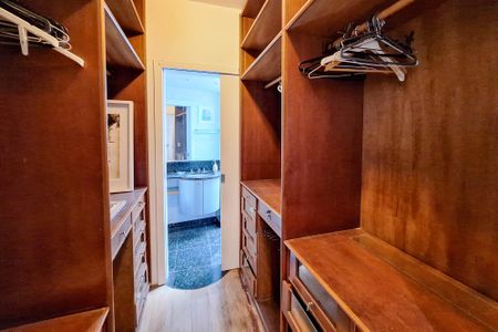 Casa de condomínio à venda com 221m², 3 quartos e 3 vagas Casa de condomínio à venda com 221m², 3 quartos e 3 vagasCloset da suíte 1