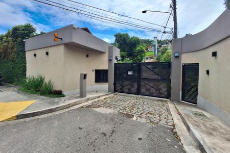 Casa de condomínio à venda com 221m², 3 quartos e 3 vagas Casa de condomínio à venda com 221m², 3 quartos e 3 vagasFachada