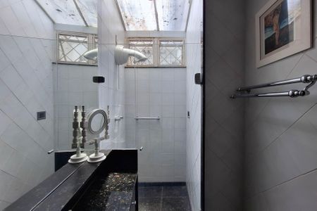 Casa de condomínio à venda com 221m², 3 quartos e 3 vagas Casa de condomínio à venda com 221m², 3 quartos e 3 vagasBanheiro da Suíte 1