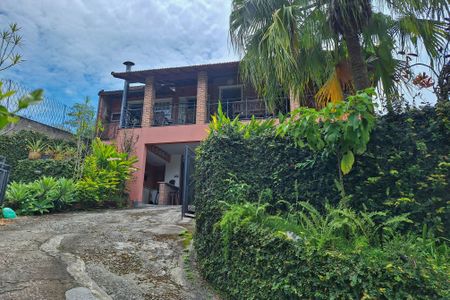 Casa de condomínio à venda com 221m², 3 quartos e 3 vagas Casa de condomínio à venda com 221m², 3 quartos e 3 vagasFachada