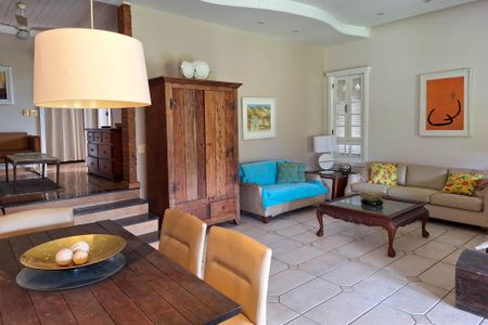 Casa de condomínio à venda com 221m², 3 quartos e 3 vagas Casa de condomínio à venda com 221m², 3 quartos e 3 vagasSala 1