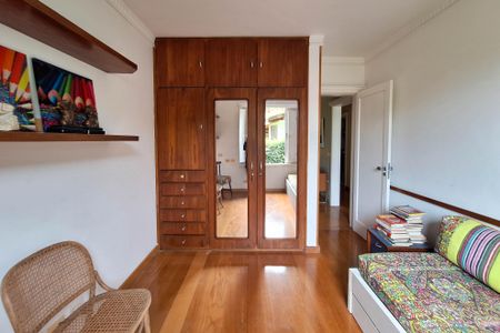 Casa de condomínio à venda com 221m², 3 quartos e 3 vagas Casa de condomínio à venda com 221m², 3 quartos e 3 vagasQuarto 1