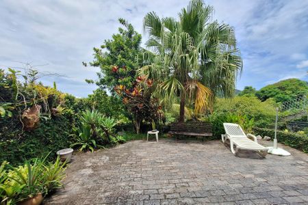 Casa de condomínio à venda com 221m², 3 quartos e 3 vagas Casa de condomínio à venda com 221m², 3 quartos e 3 vagasQuintal