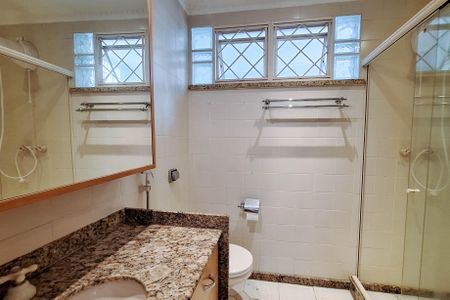 Casa de condomínio à venda com 221m², 3 quartos e 3 vagas Casa de condomínio à venda com 221m², 3 quartos e 3 vagasBanheiro Social