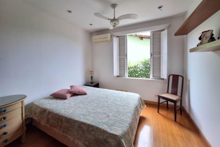 Casa de condomínio à venda com 221m², 3 quartos e 3 vagas Casa de condomínio à venda com 221m², 3 quartos e 3 vagasQuarto 2