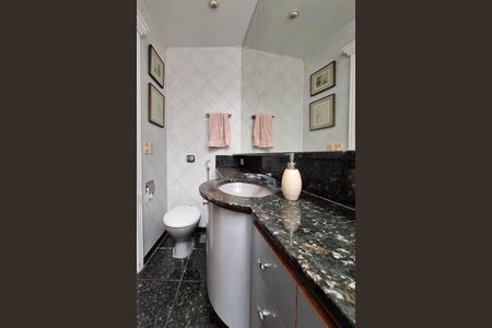 Casa de condomínio à venda com 221m², 3 quartos e 3 vagas Casa de condomínio à venda com 221m², 3 quartos e 3 vagasBanheiro da Suíte 1