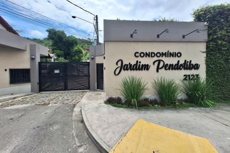 Casa de condomínio à venda com 221m², 3 quartos e 3 vagas Casa de condomínio à venda com 221m², 3 quartos e 3 vagasFachada