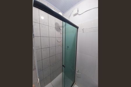 Banheiro de kitnet/studio para alugar com 1 quarto, 25m² em Coelho Neto, Rio de Janeiro