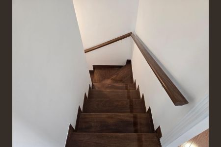 Casa de condomínio para alugar com 119m², 3 quartos e 4 vagas Casa de condomínio para alugar com 119m², 3 quartos e 4 vagasEscada