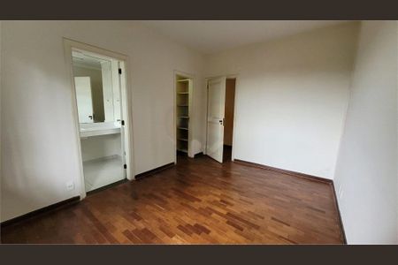 Casa de condomínio à venda com 320m², 3 quartos e 4 vagas